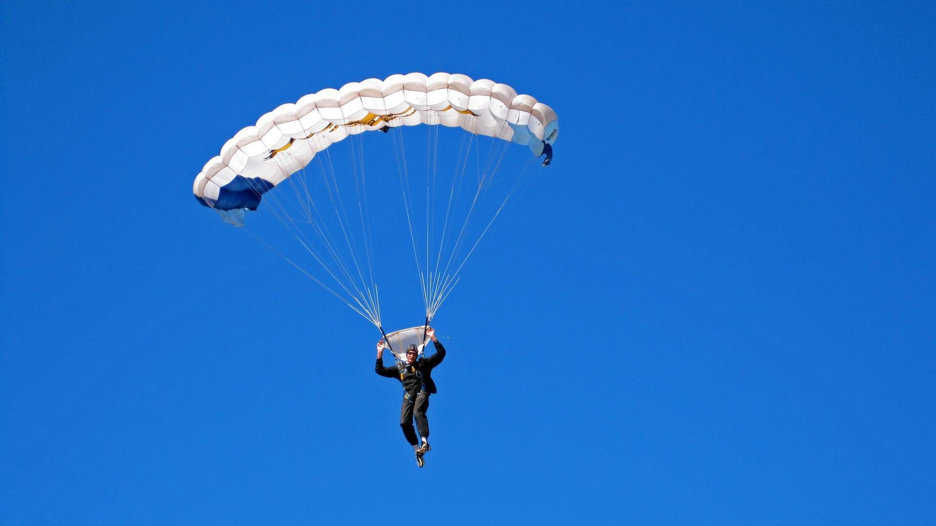迈凯伦力克威廉姆斯,塞恩斯关键制胜!这一战,他把赛车开成了战斗机